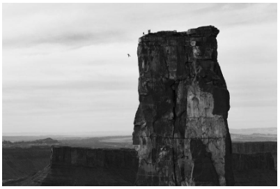 Une falaise avec un chuteur